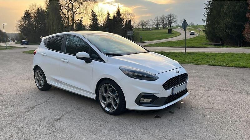 Weiß Gebraucht 2018 Ford Fiesta ST Kleinwagen | 14.100 € (Fairer Preis) - Bild 1/4