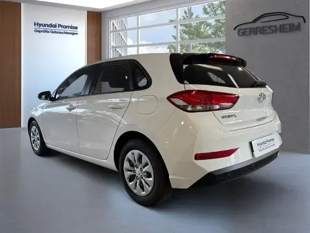 Gebraucht Hyundai i30 Select 120 PS (88 kW) 2022 Weiss Limousine