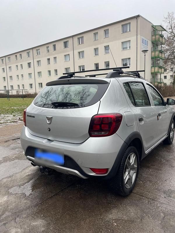 Używany Dacia Sandero Stepway 90 KM (66 kW) 2017 Szary Sedan/Limuzyna