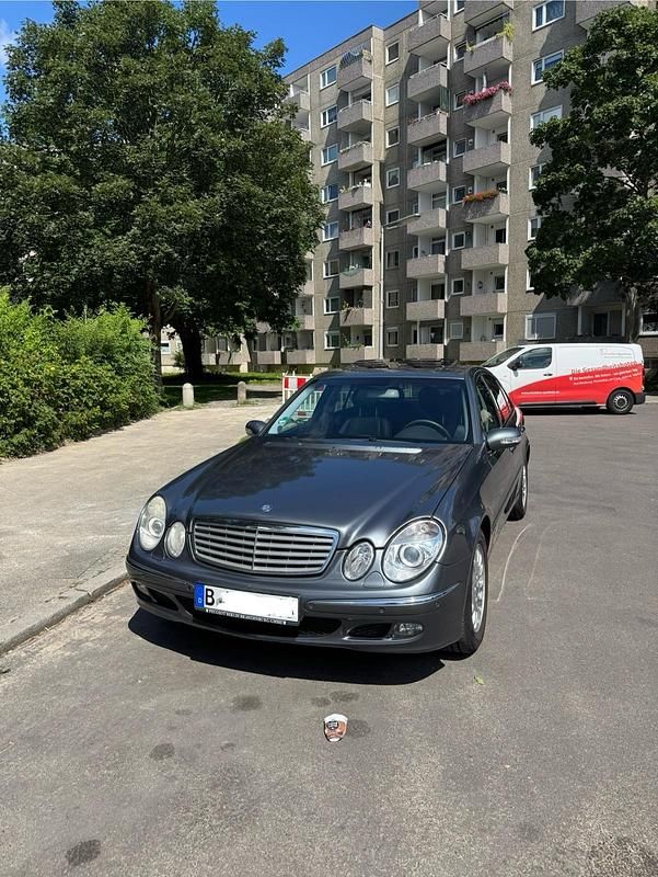 Grau Gebraucht 2005 Mercedes E280 Limousine | 3.990 € - Bild 1/4