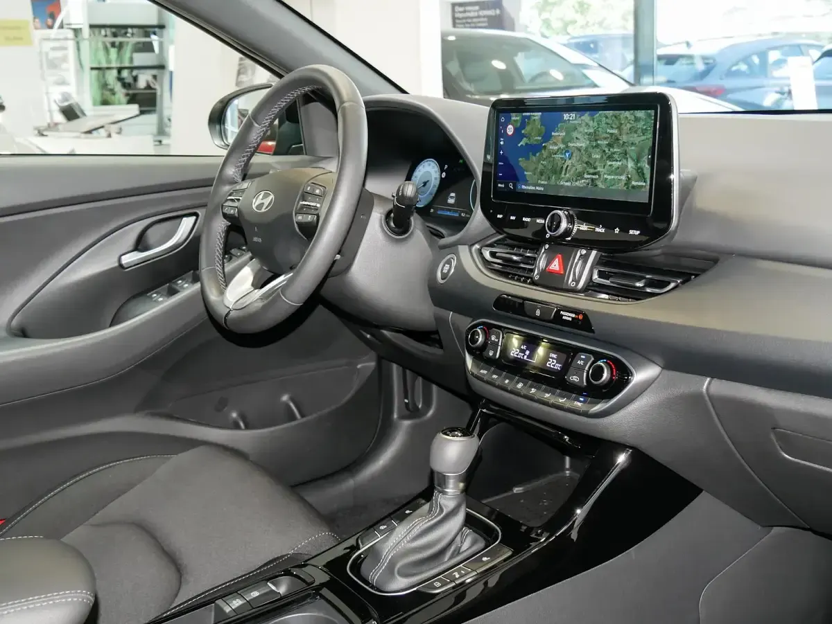 Gebraucht Hyundai i30 Advantage 140 PS (102 kW) 2025 Abyss black / mic Kombi