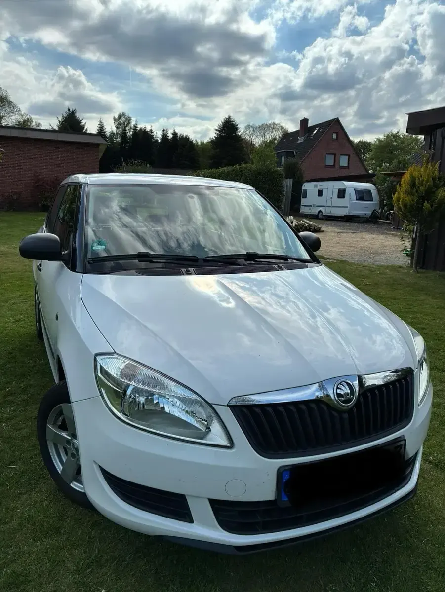 Gebraucht Skoda Fabia Ambition 60 PS (44 kW) 2014 Weiß Limousine