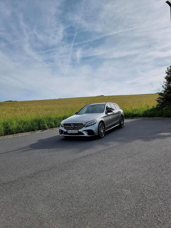 Silber Gebraucht 2019 Mercedes C300 AMG line Kombi | 32.950 € (Teuer) - Bild 1/4