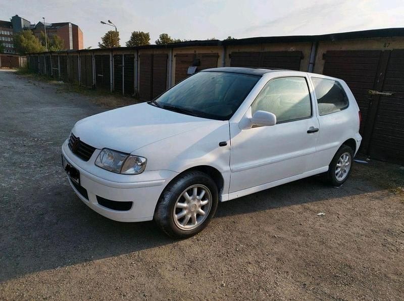 Weiß Gebraucht 2000 VW Polo Basis Limousine | 550 € (Guter Preis) - Bild 1/3