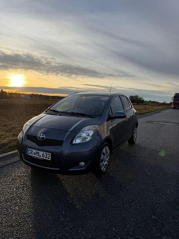 Grau Gebraucht 2009 Toyota Yaris Kleinwagen | 5.999 € (Fairer Preis) - Bild 1/4