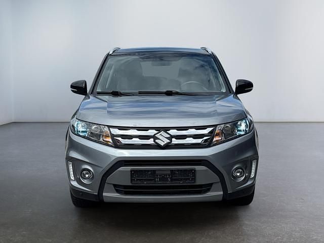 Grau metallic grau metallic Gebraucht 2018 Suzuki Vitara Comfort+ SUV | 17.830 € (Teuer) - Bild 1/4