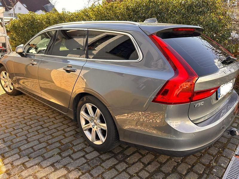 Grau Gebraucht 2017 Volvo V90 Momentum Kombi | 15.100 € (Teuer) - Bild 1/3