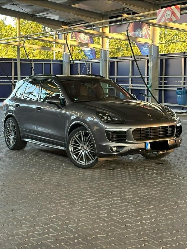 Grau Gebraucht 2015 Porsche Cayenne GTS Chrono SUV | 27.900 € - Bild 1/4