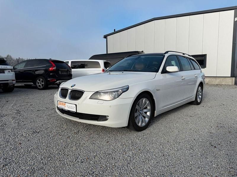 Weiß Gebraucht 2009 BMW 525 Sport Line Kombi | 4.499 € (Fairer Preis) - Bild 1/4