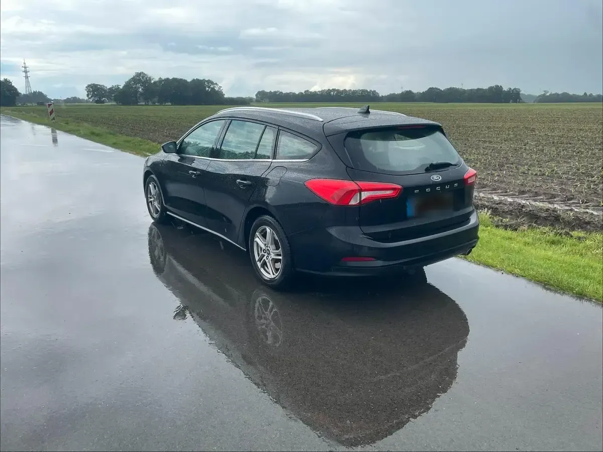 Gebraucht Ford Focus 100 PS (73 kW) 2021 Schwarz Kombi