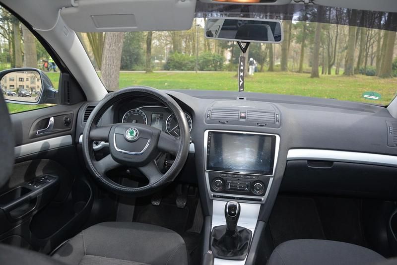 Gebraucht Skoda Octavia 105 PS (77 kW) 2011 Grau Kombi