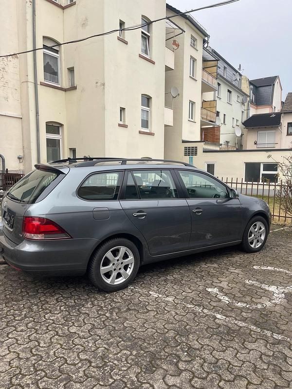 Gebraucht VW Golf VI 105 PS (77 kW) 2011 Grau Kleinwagen