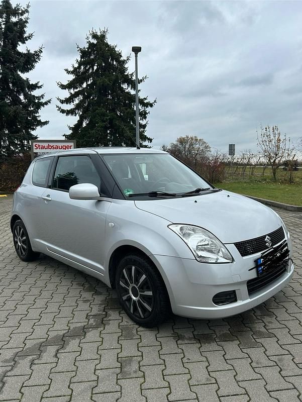 Silber Gebraucht 2005 Suzuki Swift Kleinwagen | 3.200 € (Fairer Preis) - Bild 1/4