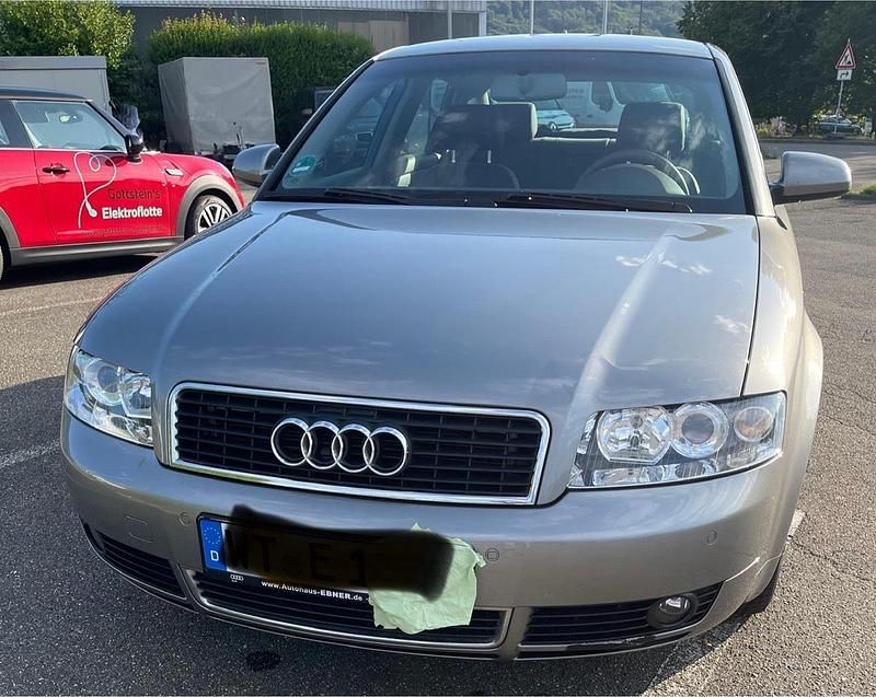 Grau Gebraucht 2004 Audi A4 Limousine | 5.500 € - Bild 1/4