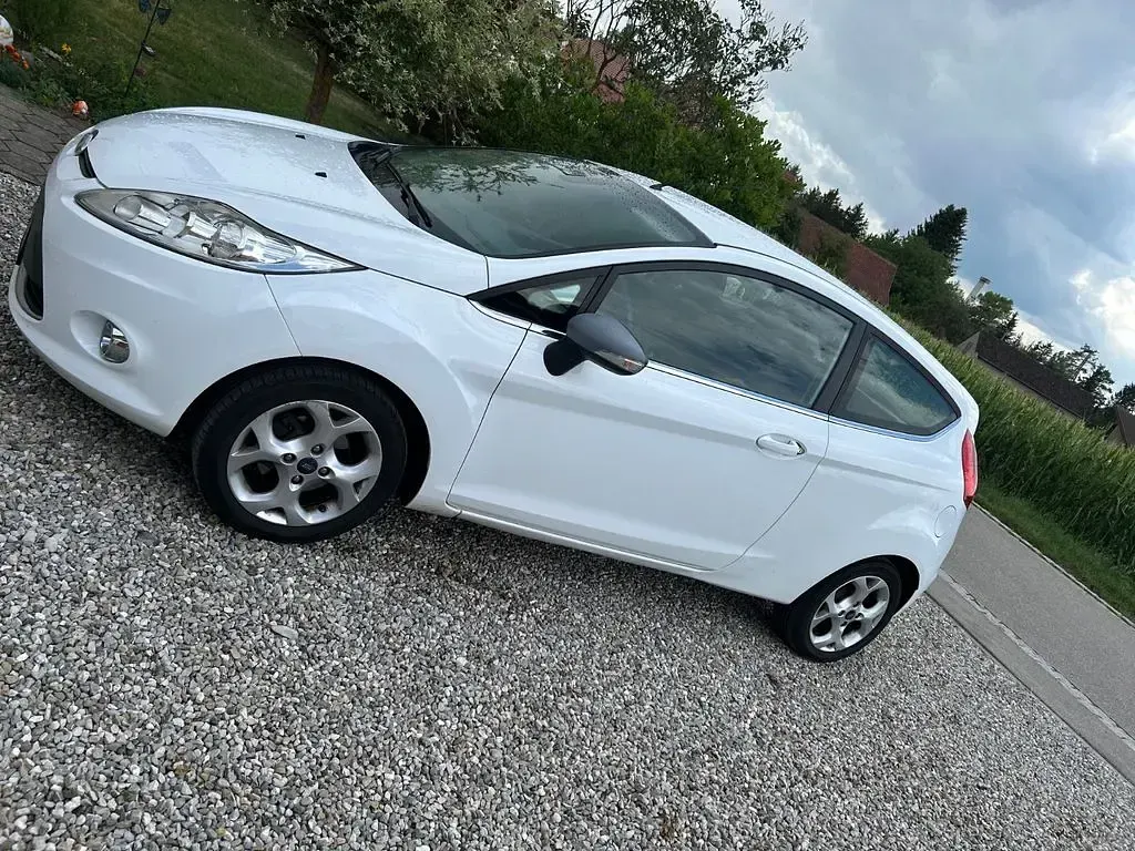 Gebraucht Ford Fiesta Titanium 82 PS (60 kW) 2010 Weiß Limousine
