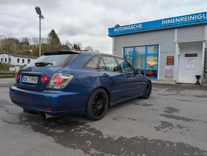 Blau Gebraucht 2002 Lexus IS300 Kombi | 6.300 € - Bild 1/4