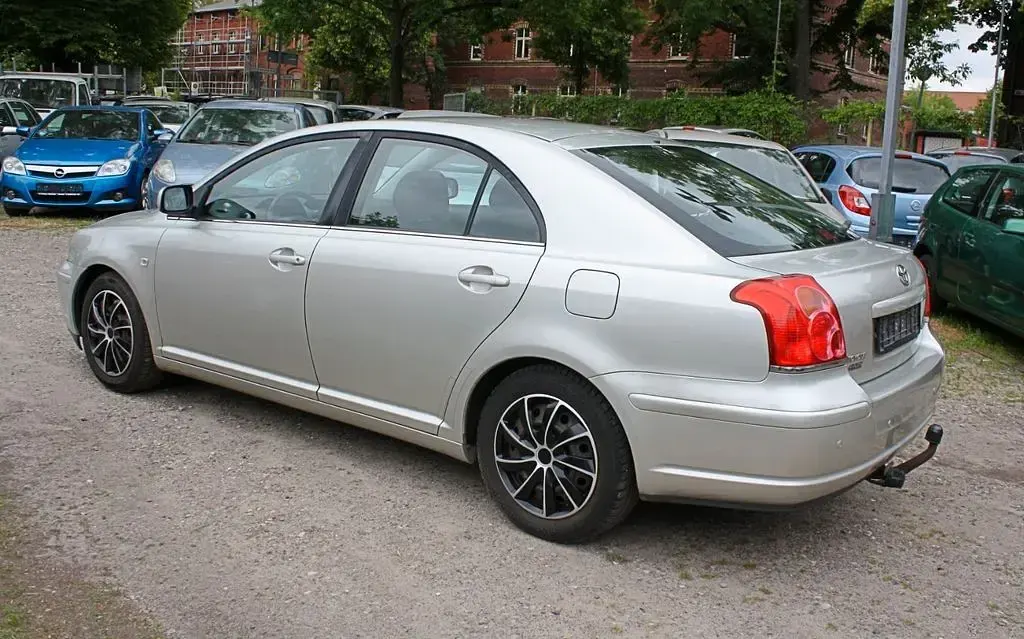 Gebraucht Toyota Avensis 129 PS (94 kW) 2004 Silber Kleinwagen