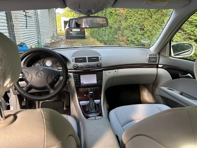 Silber Gebraucht 2005 Mercedes E240 Avantgarde Limousine | 11.500 € - Bild 1/4