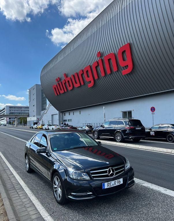 Schwarz Gebraucht 2014 Mercedes 200 Limousine | 10.900 € - Bild 1/4