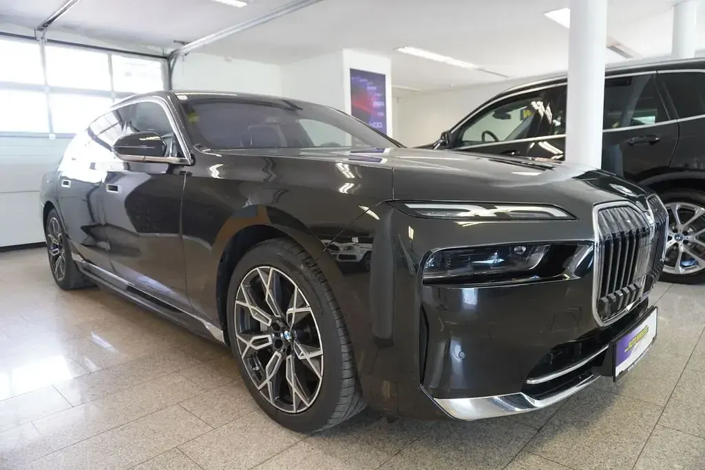Gebraucht BMW 750e 489 PS (359 kW) 2025 Schwarz Limousine