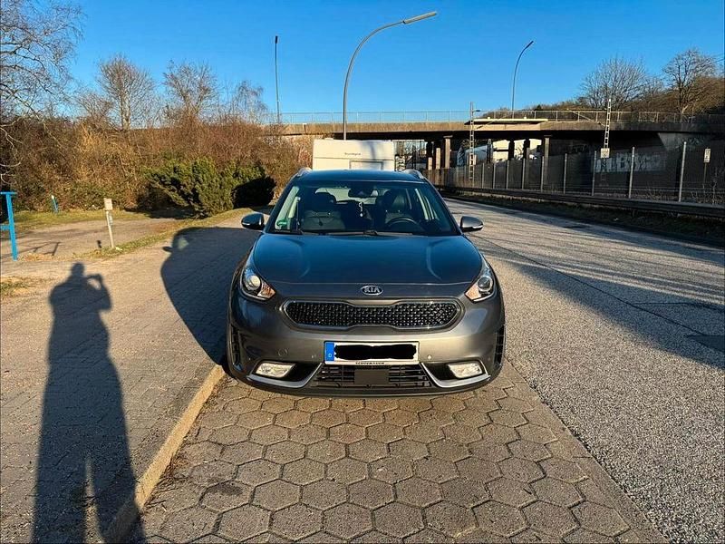 Gebraucht Kia Niro Spirit 141 PS (103 kW) 2017 Grau SUV
