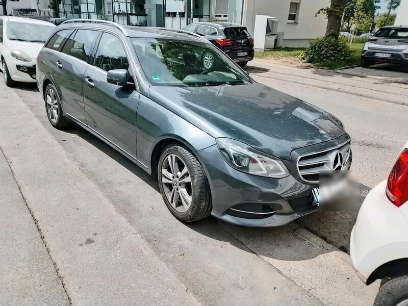 Grau Gebraucht 2015 Mercedes E300 Kombi | 10.900 € (Superpreis) - Bild 1/4