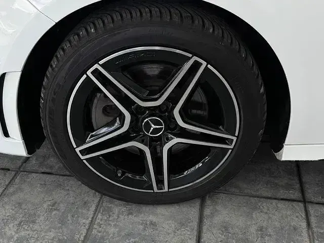 Gebraucht Mercedes A250 AMG line 160 PS (117 kW) 2021 Polarweiss  unilack Limousine