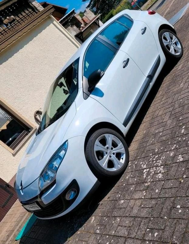 Weiß Gebraucht 2013 Renault Mégane III Limousine | 3.499 € (Guter Preis) - Bild 1/4