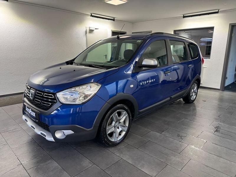 Blau Gebraucht 2021 Dacia Lodgy Stepway Van / Kleinbus | 14.498 € (Fairer Preis) - Bild 1/4