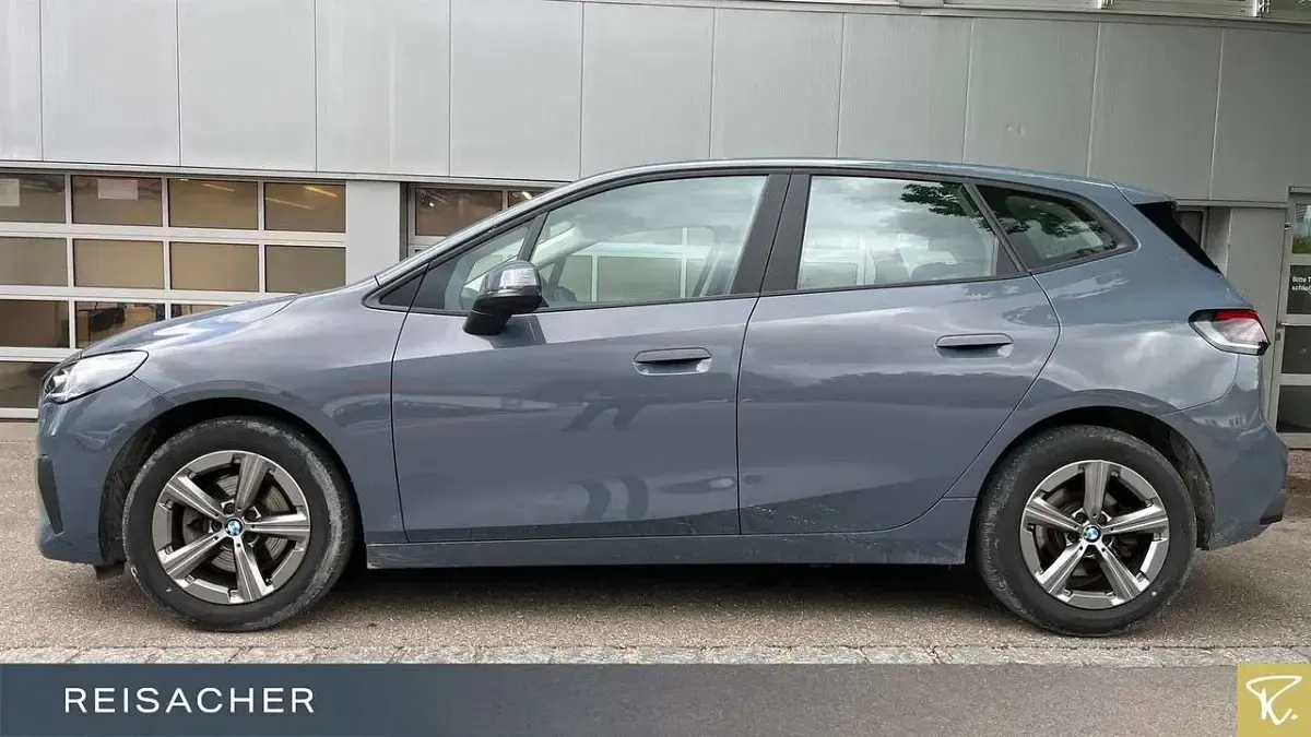Gebraucht BMW 220 156 PS (114 kW) 2023 Sparkling kupfergrau metallic Van / Kleinbus