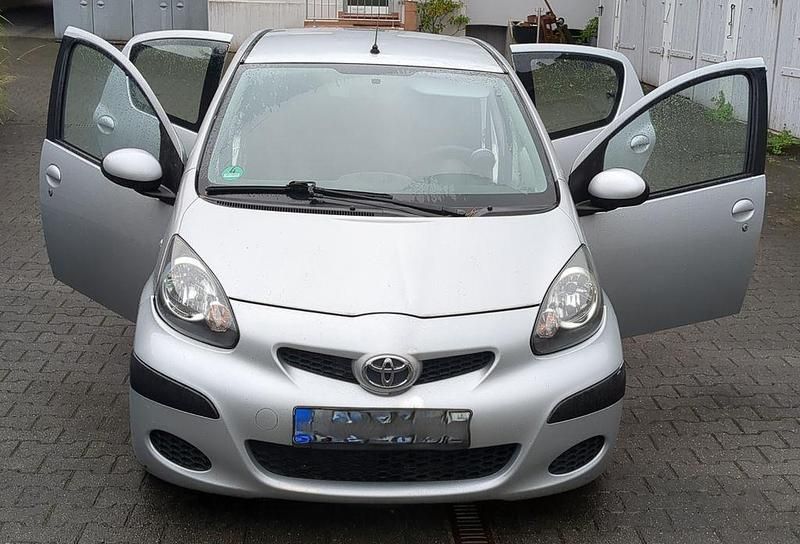 Grau Gebraucht 2010 Toyota Aygo Kleinwagen | 2.500 € (Guter Preis) - Bild 1/4