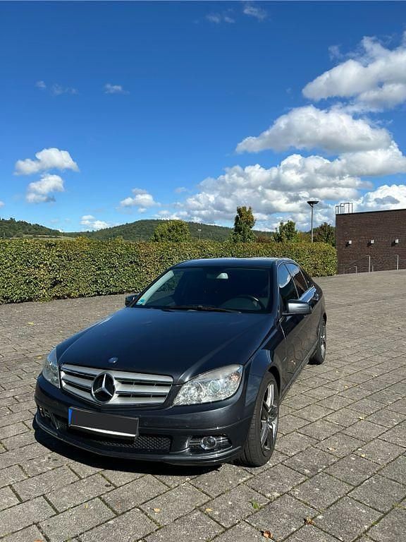 Grau Gebraucht 2009 Mercedes C200 Limousine | 8.000 € (Fairer Preis) - Bild 1/4