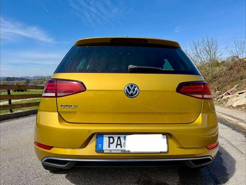 Gebraucht VW Golf VII Sound 110 PS (80 kW) 2018 Gold Limousine