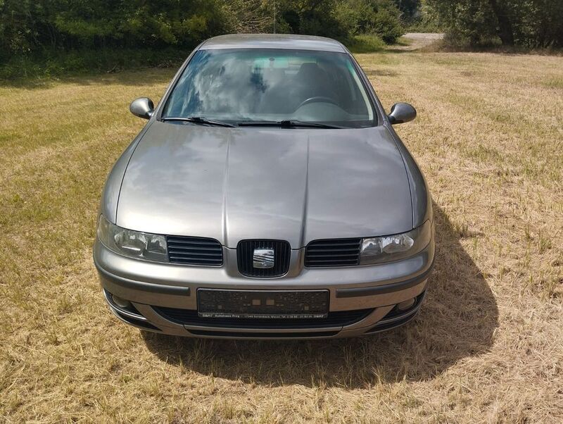 Grau Gebraucht 2003 Seat Leon Stella Limousine | 1.100 € (Fairer Preis) - Bild 1/4