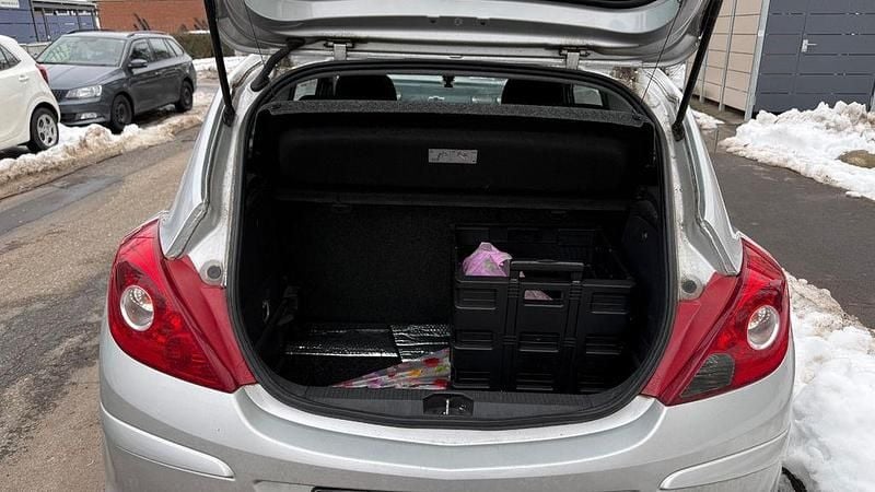 Silber Gebraucht 2009 Opel Corsa Limousine | 2.300 € (Guter Preis) - Bild 1/4