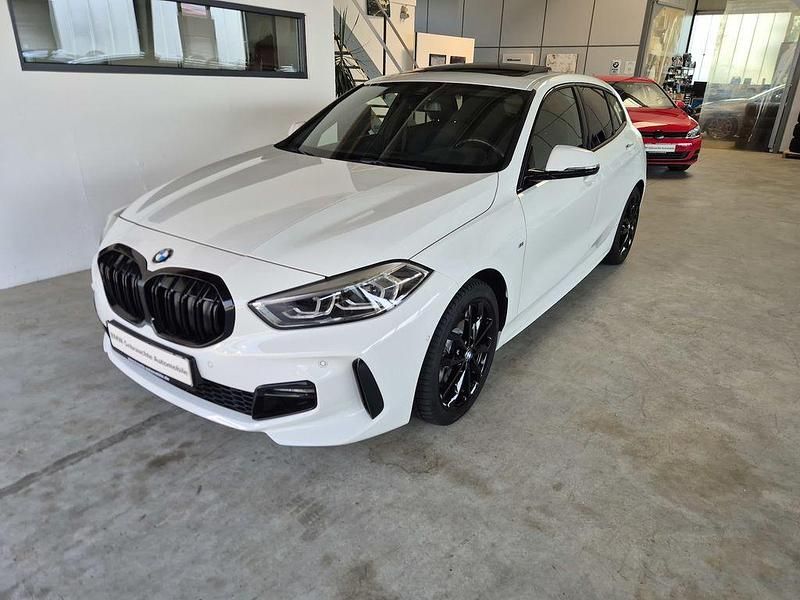 Weiß Gebraucht 2023 BMW 120 M Sport Kleinwagen | 31.850 € (Etwas zu teuer) - Bild 1/4