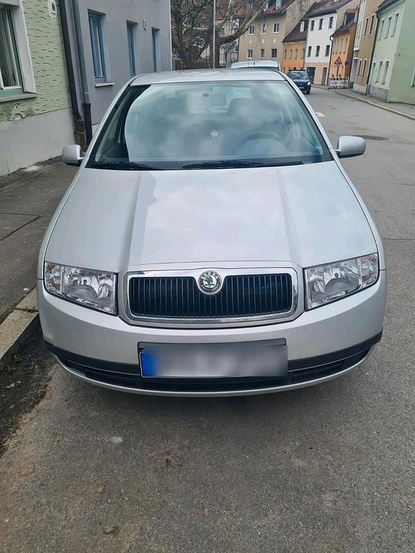 Grau Gebraucht 2004 Skoda Fabia Kleinwagen | 400 € - Bild 1/4
