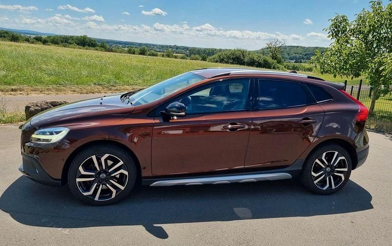 Braun Gebraucht 2016 Volvo V40 CC Summum Kombi | 14.200 € (Fairer Preis) - Bild 1/4