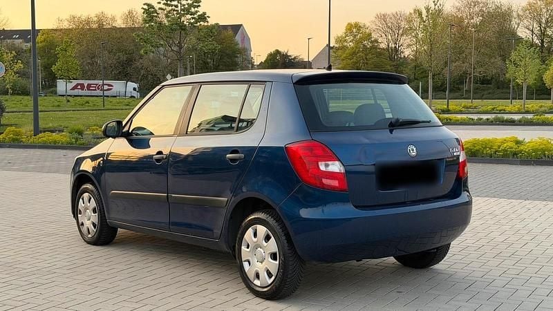 Gebraucht Skoda Fabia 60 PS (44 kW) 2010 Blau Limousine
