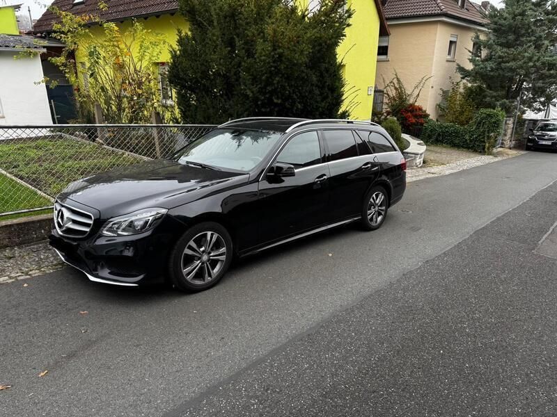 Schwarz Gebraucht 2017 Mercedes E220 AMG Kombi | 20.999 € (Superpreis) - Bild 1/4