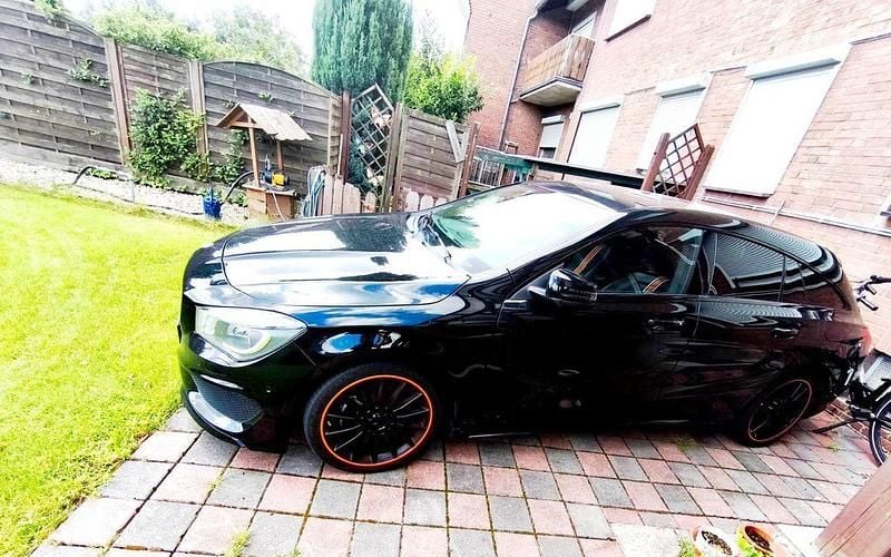 Schwarz Gebraucht 2015 Mercedes CLA200 Shooting Brake AMG line Kombi | 14.800 € (Guter Preis) - Bild 1/4