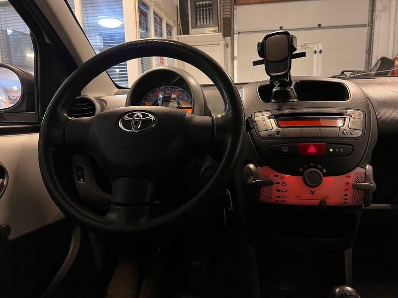 Gebraucht Toyota Aygo 68 PS (50 kW) 2012 Weiß Kleinwagen