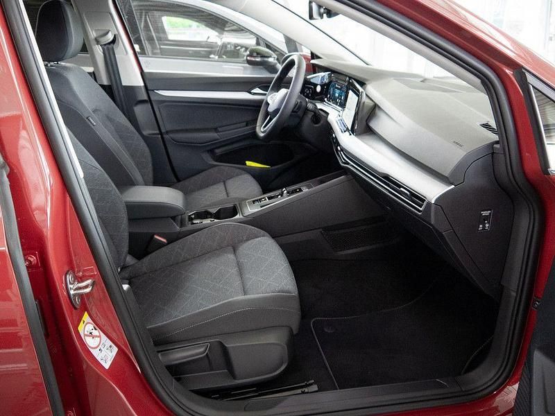 Gebraucht VW Golf VIII Life 150 PS (110 kW) 2024 Rot / kings red Kombi