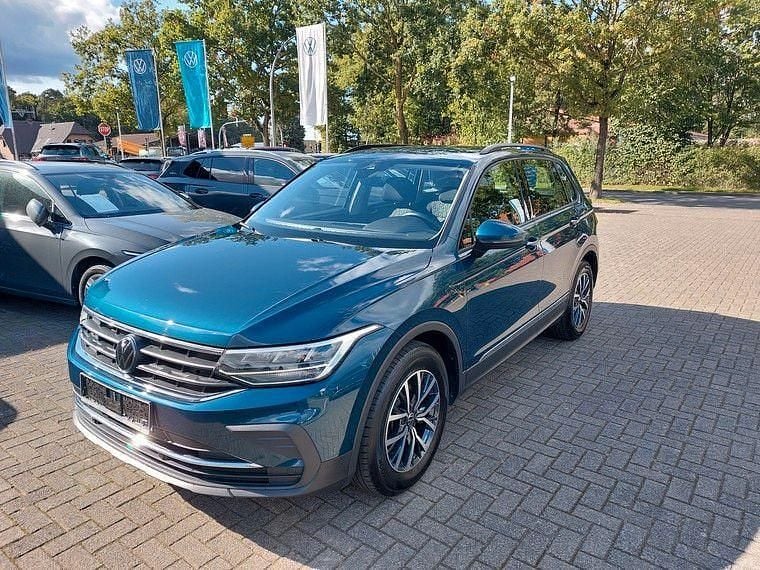 Blau Gebraucht 2022 VW Tiguan Life SUV | 26.990 € (Guter Preis) - Bild 1/4