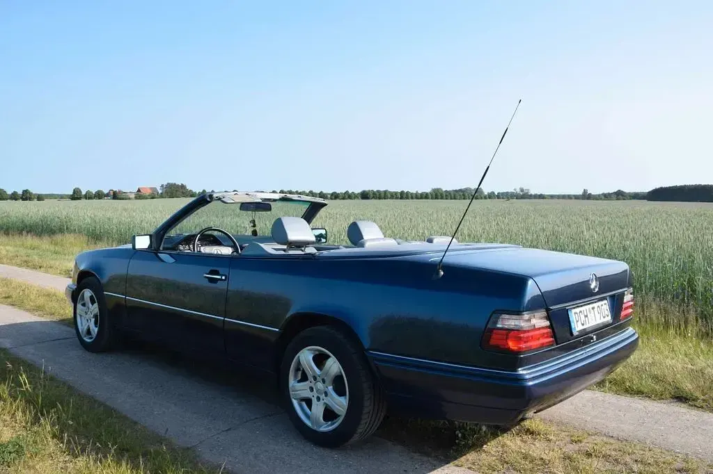 Gebraucht Mercedes E220 150 PS (110 kW) 1995 Blau Cabrio