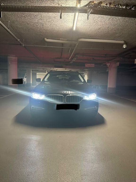 Schwarz Gebraucht 2019 BMW 520 Luxury Line Kombi | 21.900 € (Fairer Preis) - Bild 1/4