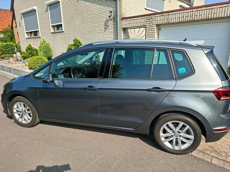 Grau Gebraucht 2020 VW Golf United Limousine | 18.700 € - Bild 1/4