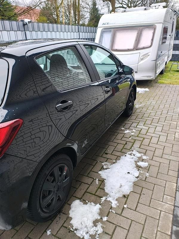 Gebraucht Toyota Yaris Hybrid 75 PS (55 kW) 2017 Schwarz Kleinwagen