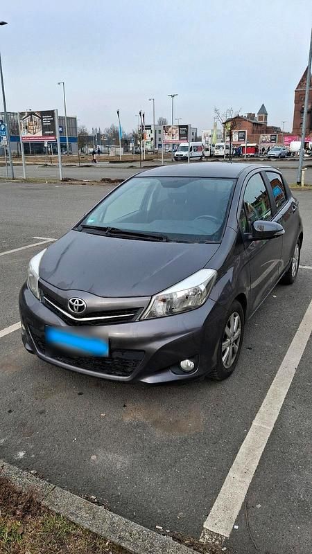 Gebraucht Toyota Yaris 69 PS (50 kW) 2013 Grau Kleinwagen