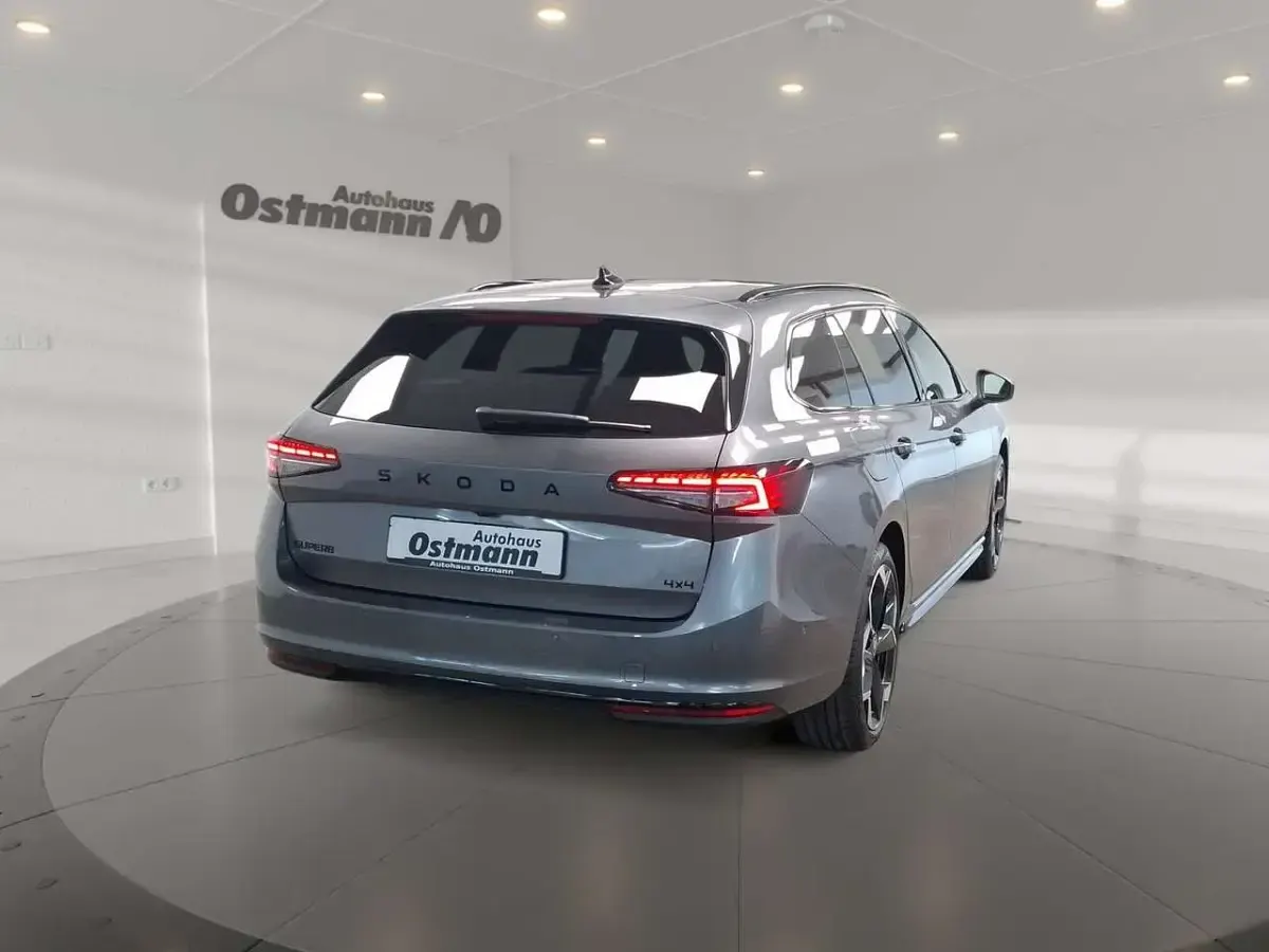 Neu Skoda Superb SportLine 193 PS (141 kW) 2026 Grau Kombi